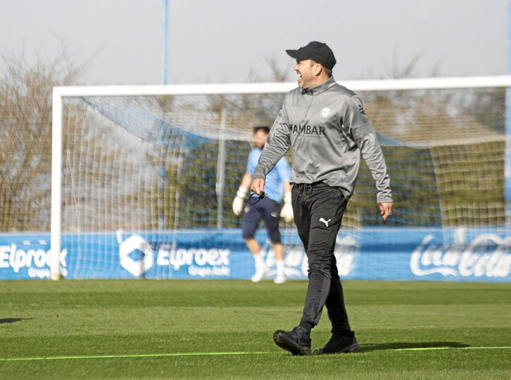 Eduardo Coudet sigue al margen de los rumores que llegan desde Argentina.