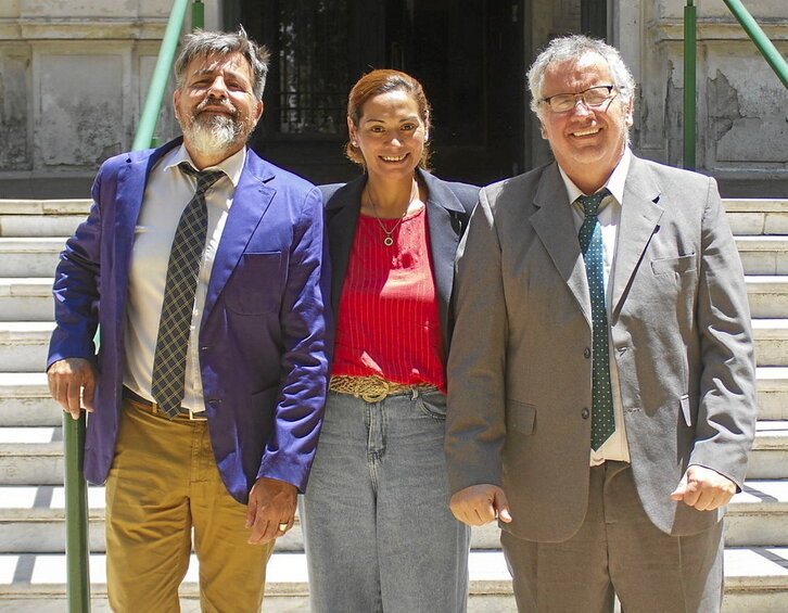 Sabrina Ortiz, flanqueada por los abogados Carlos González Quintana y Fernando Cabaleiro.