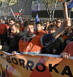 Protesta de los trabajadores de Tubos Reunidos, ayer en Bilbo.