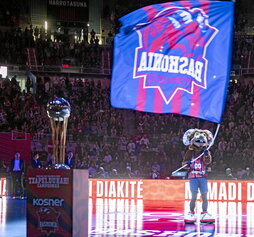 El trofeo de Copa lució antes de empezar el partido.