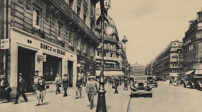 Vista de la fachada de la Sucursal del Banco de Bilbao en París y la calle de la Ópera en 1930.