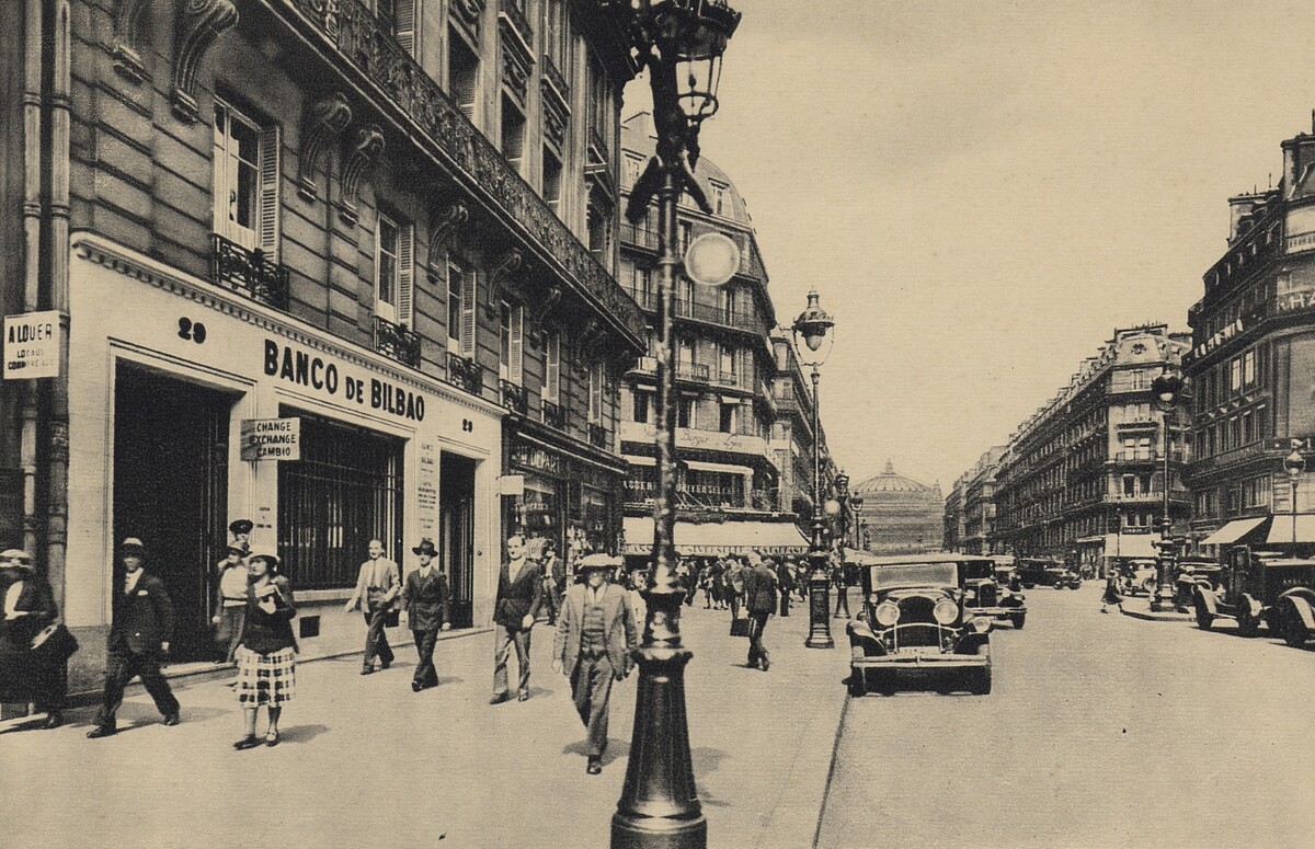 Vista de la fachada de la Sucursal del Banco de Bilbao en París y la calle de la Ópera en 1930.