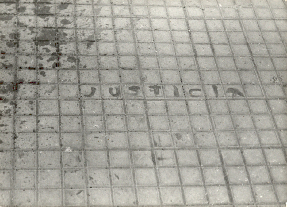 ‘Juticia’ odoloz idatzita espaloian.