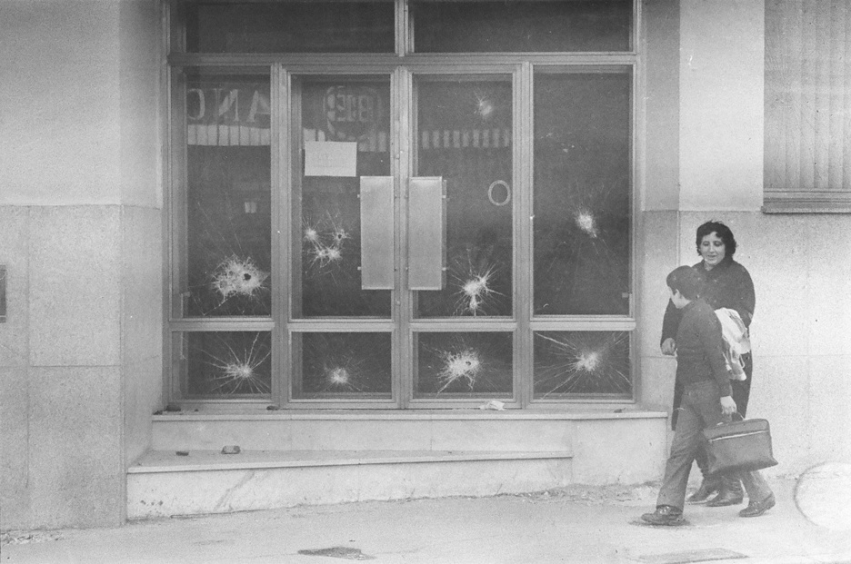 Tiroen aztarnak atari batean.