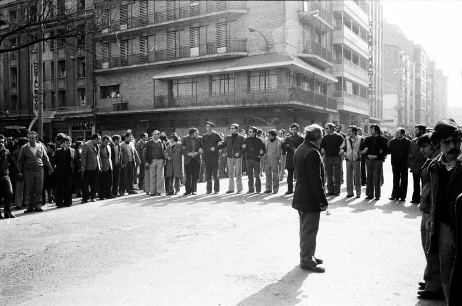 Milaka lagun kalera atera ziren erailketak salatzeko.