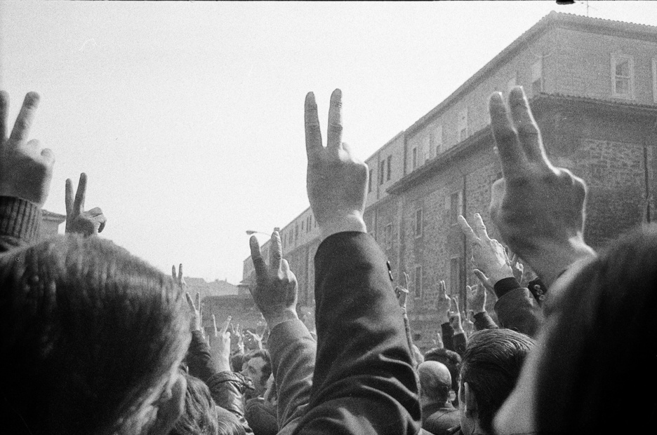 Elkartasaun keinuak Santiago Ospitale parean.