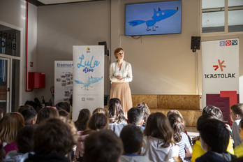 ‘Lula Otsoa’ proiektuaren aurkezpena, Bilboko Urretxindorra Ikastolan. Dorleta Kortazarrek ipuinak kontatu zituen.