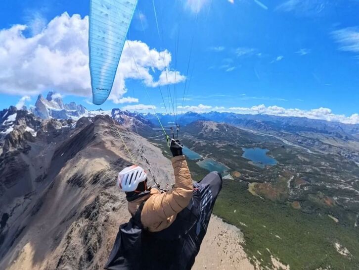 Fabian Buhlek bikain uztartzen ditu alpinismoa eta parapentea.