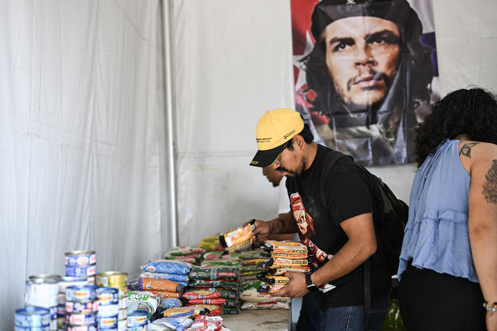 Miembros de la Asociación de Cubanos Residentes en México José Martí en la recogida de alimentos y productos básicos para Cuba.