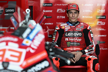 Marc Márquez, pensativo y concentrado el viernes en el garaje de Ducati.