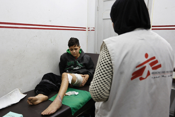 Una trabajadora de MSF atiende a un niño herido en una pierna en un centro de Ciudad de Gaza. 