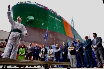 Bahia Beatriz uretan jarri dute ekitaldi ikusgarri batean Erandion.