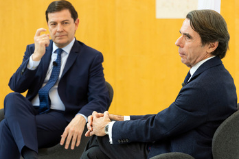 El candidato a la reelección, Fernández Mañueco, en un acto con José María Aznar este martes en Burgos.