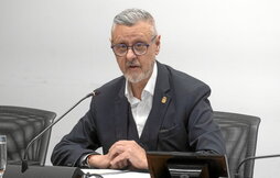 Martín Zabalza, durante su comparecencia en el Parlamento.