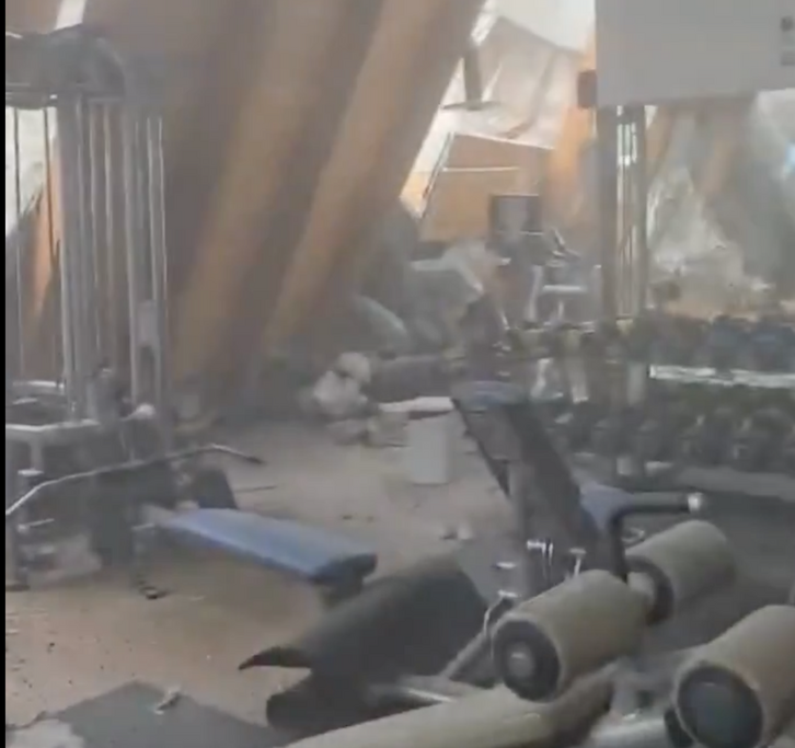 El techo, caído sobre los aparatos de gimnasia.