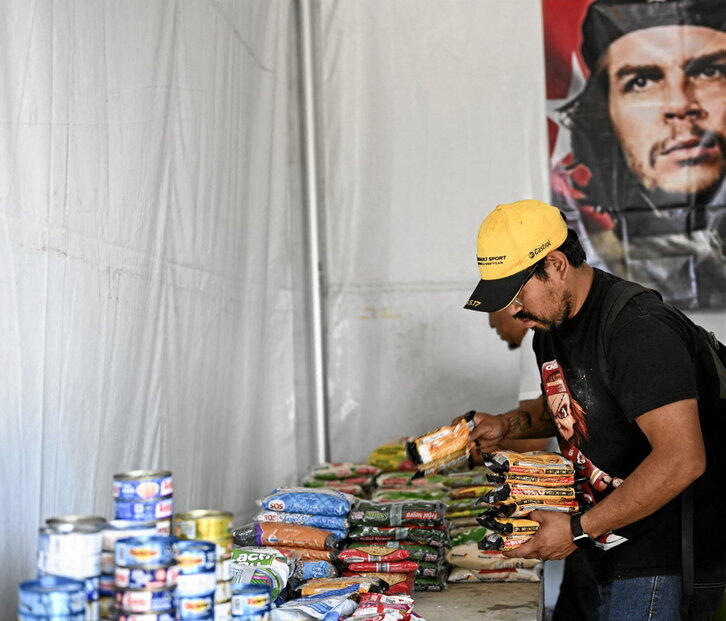 Una de las carpas situadas en el Zócalo de Ciudad de México para la recogida de ayuda.
