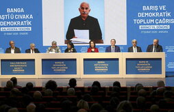 Líderes del DEM leen el llamamiento de Öcalan bajo una imagen del líder kurdo.dem ALTAN