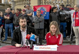 Comparecencia de Sadar Bizirik, ayer, en la plaza del Castillo de Iruñea.