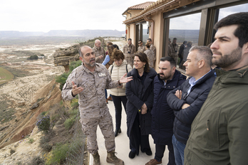 El coronel Bellido da explicaciones sobre el polígono de tiro de Bardenas a una delegación del Parlamento navarro en marzo del año pasado.