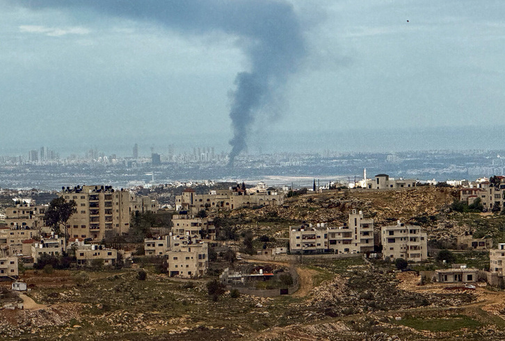 Desde una colina de la población de Birzeit, a 20km de Ramallah, se puede ver el impacto de un misil sobre territorio israelí.