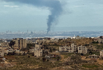 Desde una colina de la población de Birzeit, a 20km de Ramallah, se puede ver el impacto de un misil sobre territorio israelí.
