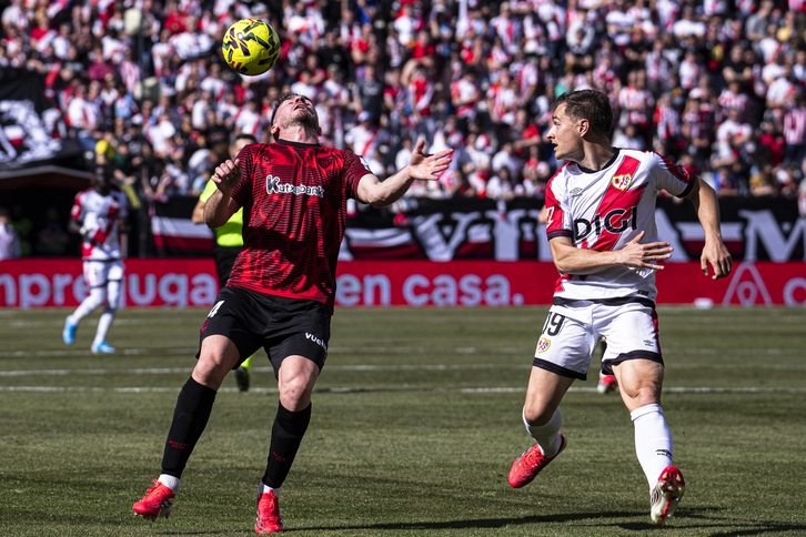 Laporte despeja un balon acrobaticamente con la cercana mirada de De Frutos