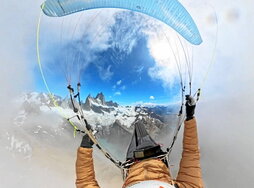 Buhlek mendien oinarrira heltzeko eta tontorretik jaisteko erabiltzen du parapentea.