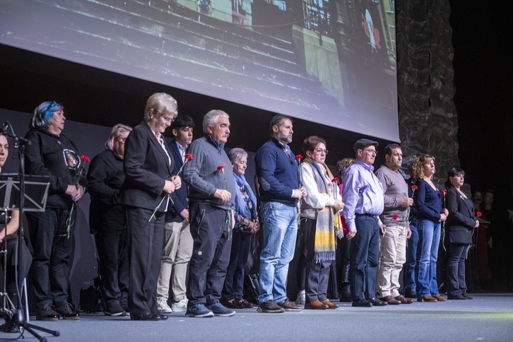 Familiares de las víctimas del 3 de Marzo, en el acto de esta tarde en Gasteiz.