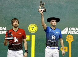 Ansa II ofrece el trofeo al público con la txapela ya en su poder.