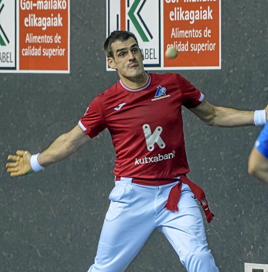 Joseba Ezkurdiaren atzelari joko ero bikaina ezinbestekoa izan zen gorrientzat.