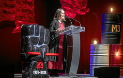 En la otra página, Nerea Martínez, de la Asociación 3 de Marzo. Debajo de estas líneas, un momento del acto, y al lado, familiares de las víctimas, ayer en Gasteiz.