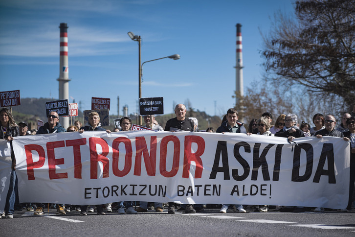 Cabecera de una de las dos marchas que han concluido ante la factoría de Petronor, en Muskiz.