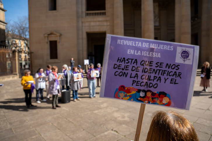 Se han movilizado frente a la Catedral de Iruñea.