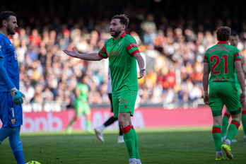 Moncayola se queja en una acción durante el partido