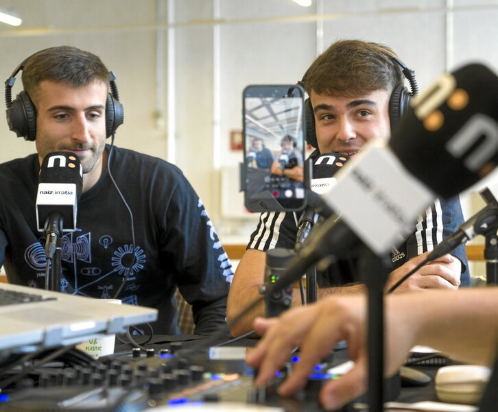 Miembros del grupo «Herenegun» son entrevistados por los compañeros de NAIZ Irratia.