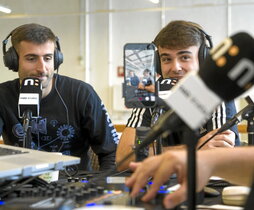 Miembros del grupo «Herenegun» son entrevistados por los compañeros de NAIZ Irratia.