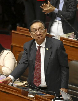 Imagen de archivo del presidente peruano, José María Balcázar, vota en una sesión del Congreso.