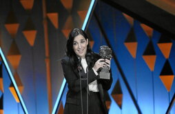 Alauda Ruiz de Azúa recogió dos de los cinco premios que recibió «Los domingos».