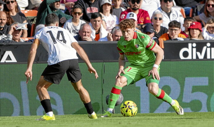 Vítor Múñoz trata de superar a Gayà en uno de los duelos más intensos del partido.