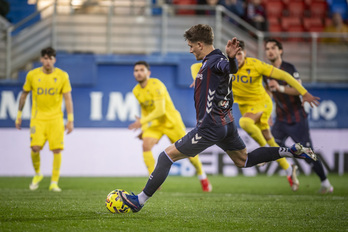 Corpas marca de penalti el 1-0 del Eibar contra el Cádiz en Ipurua.