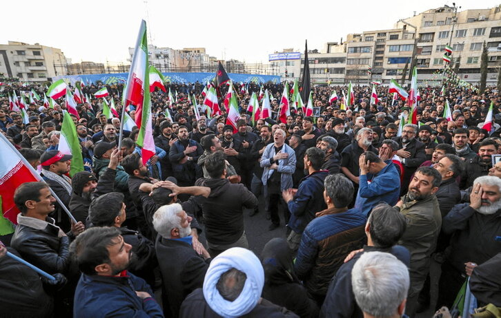 La gente llora la muerte del líder supremo iraní, el ayatollah Ali Jamenei, en una plaza de Teherán.