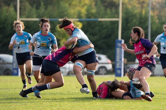 Arrate Otaño trata de zafarse de un placaje para ganar metros con el balón. 