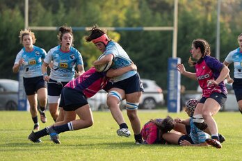 Arrate Otaño trata de zafarse de un placaje para ganar metros con el balón. 