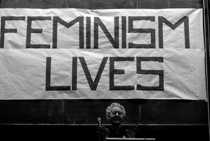 Florence Luscomb feminista aitzindaria hitzaldi bat ematen Radcliffe College-n (Cambridge), 1971n.