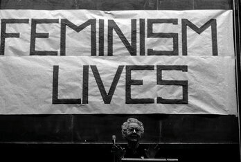 Florence Luscomb feminista aitzindaria hitzaldi bat ematen Radcliffe College-n (Cambridge), 1971n.