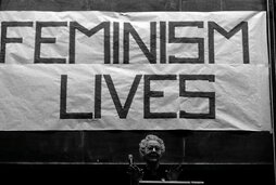 Florence Luscomb feminista aitzindaria hitzaldi bat ematen Radcliffe College-n (Cambridge), 1971n.