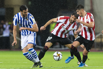 Merino, Raúl García y Vencedor pugnan por el balón en la final jugada en 2021.