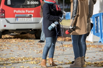 Dos periodistas, en el exterior de la Audiencia de Iruñea.