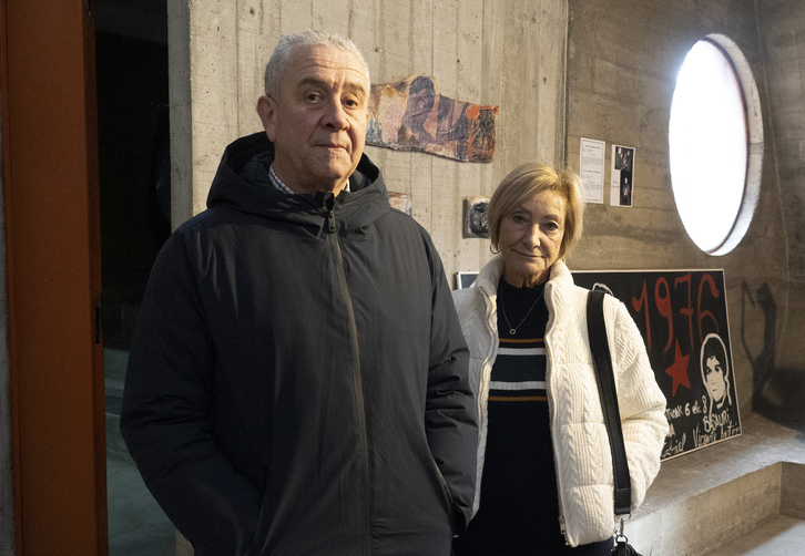 Santiago Durán y Pilar Barrera, en la iglesia en la que tuvo lugar la masacre hace 50 años.