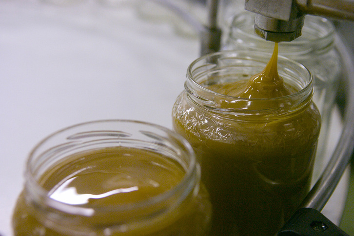 Eztia ontziratzen, artxiboko argazki batean